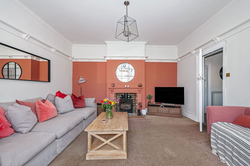 Property photo 2 of 33