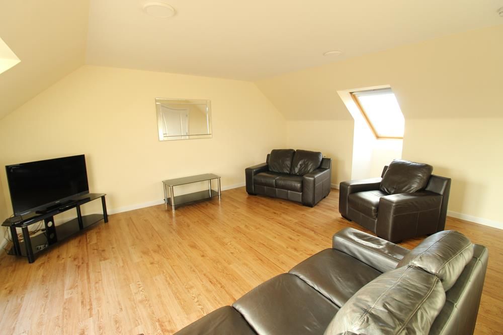 Property photo 2 of 8 Lounge 5