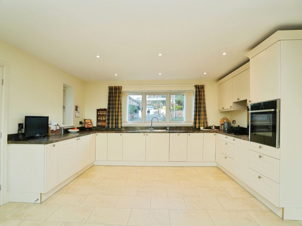 Property photo 3 of 32 Dining Kitchen