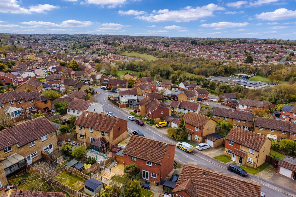 Property photo 2 of 14 Burmash Close8.Jpg