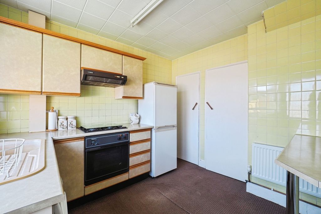 Property photo 3 of 17 Fitted Kitchen