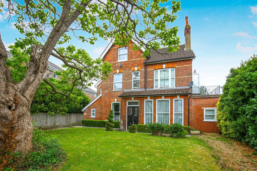 Property photo 1 of 23 1725648052 - 2, 14 Stanley Road Sm2 - 2.Jpg