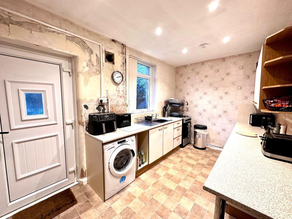 Property photo 3 of 16 Kitchen