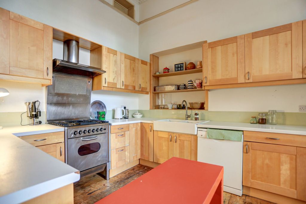 Property photo 3 of 28