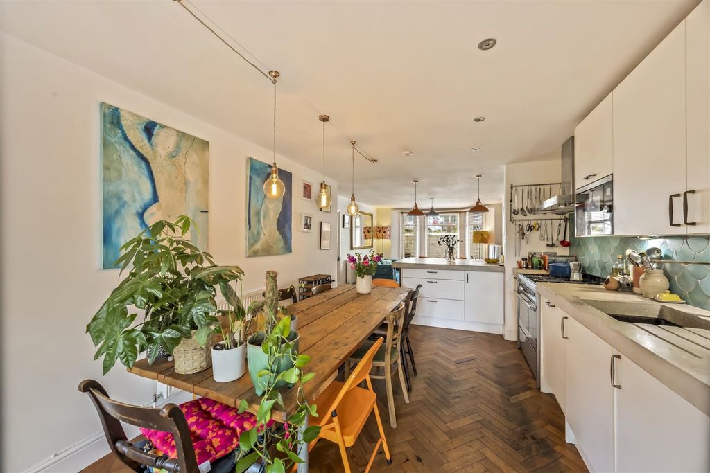 Property photo 2 of 18 Seafield Road 6, Garden Flat-009.Jpg