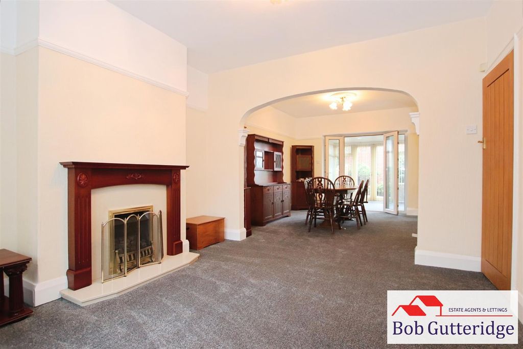 Property photo 2 of 20 Bay Fronted Lounge / Dining Room