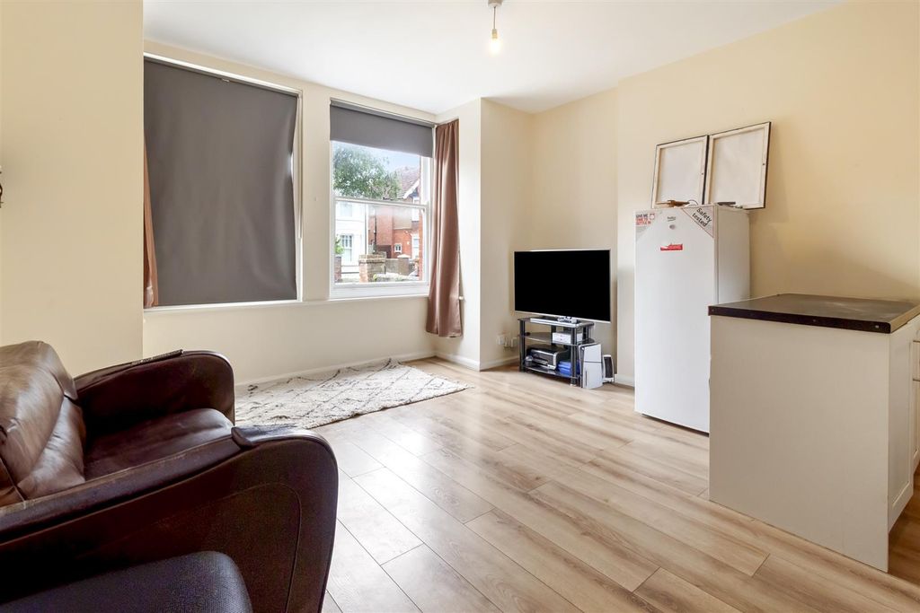 Property photo 2 of 4 Flat 1 10 Cowper Road-001(1).Jpg