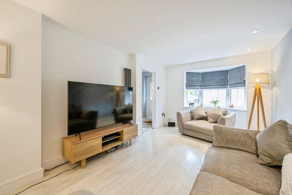 Property photo 2 of 17 Lounge