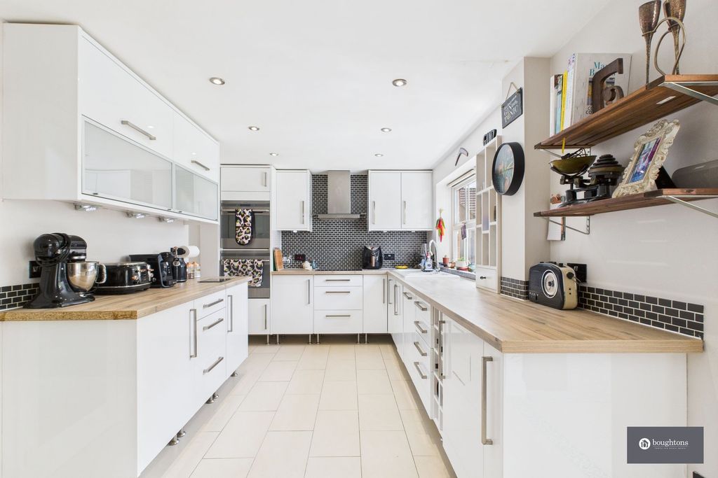 Property photo 2 of 32
