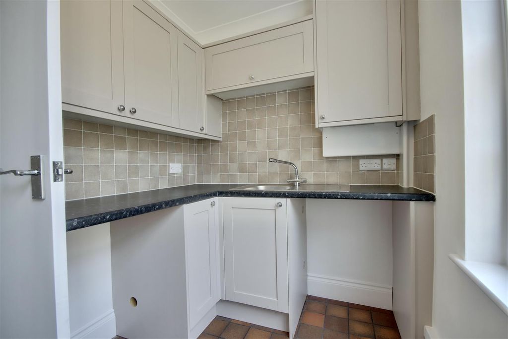 Property photo 3 of 11 B44416C6-5F66-4A7D-Bed7-55C76Ac70B9D_1_201_A.Jpeg