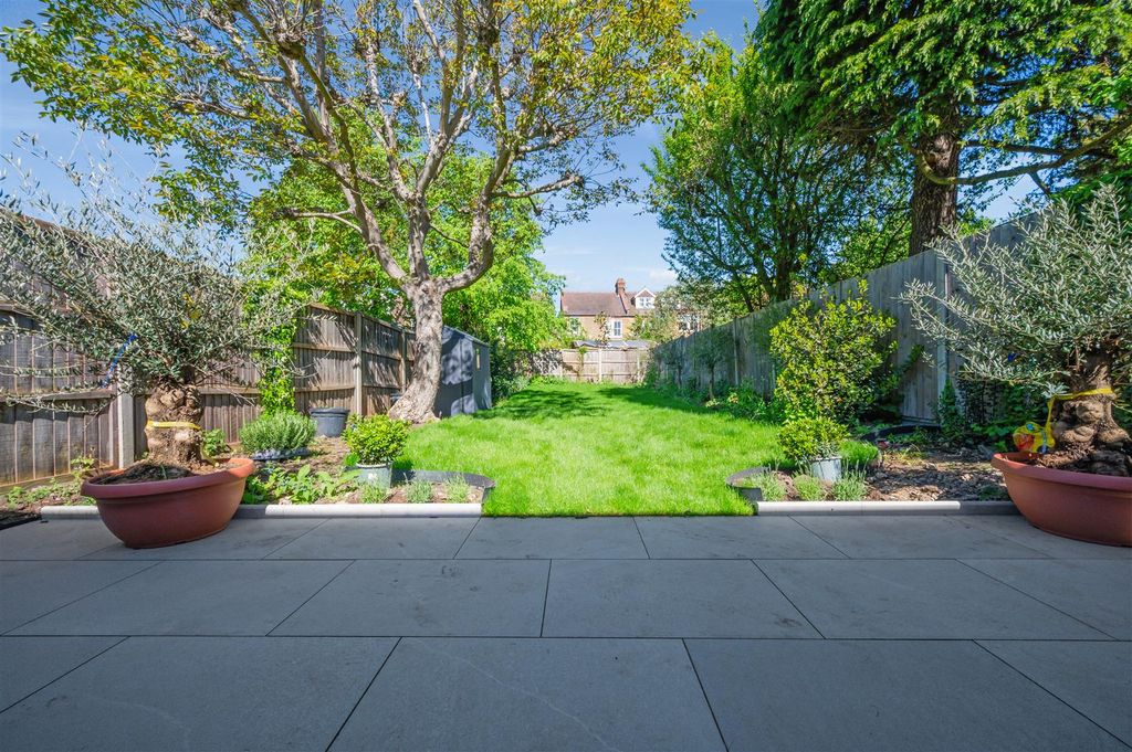 Property photo 3 of 21 Worple Road, 159-36.Jpg