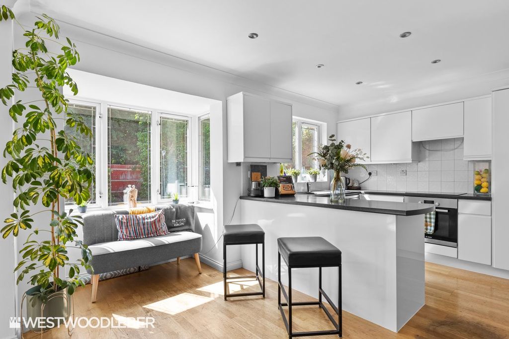 Property photo 3 of 26 Pulhamavenue_22.Jpg