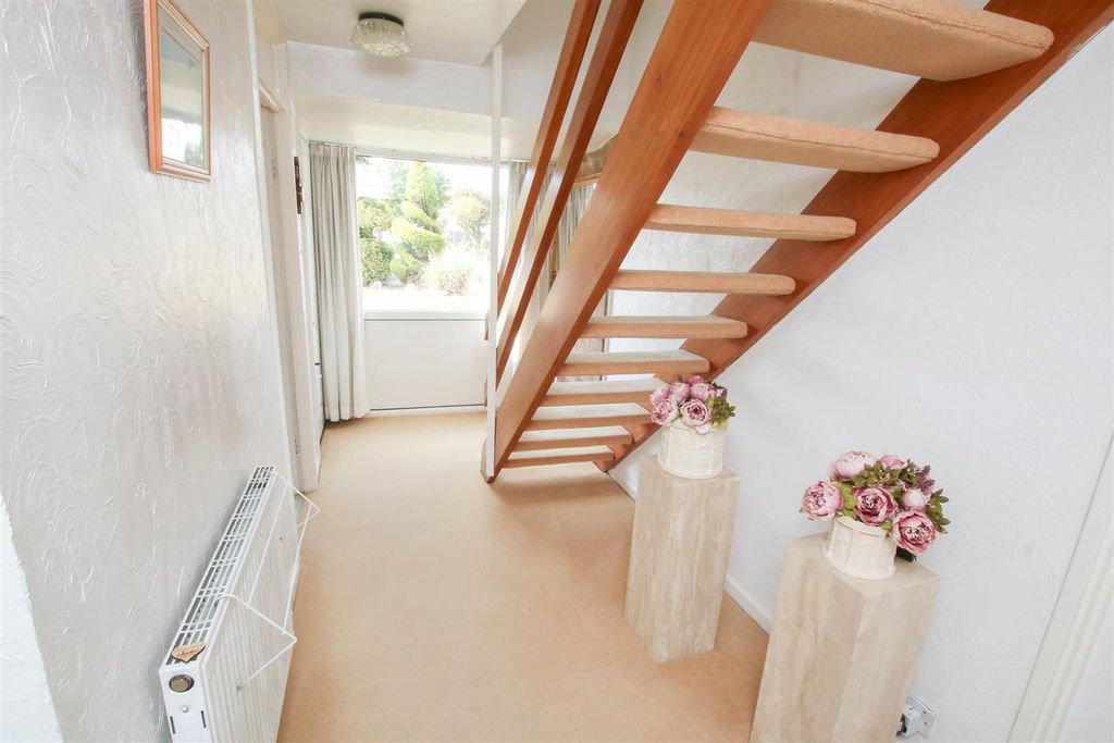 Property photo 2 of 17 Entrance Hall