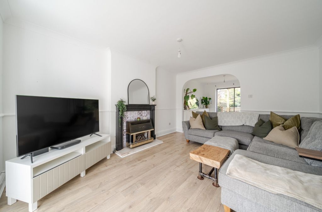 Property photo 2 of 17 Lounge