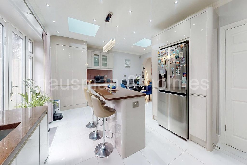 Property photo 2 of 23 W11.Jpg