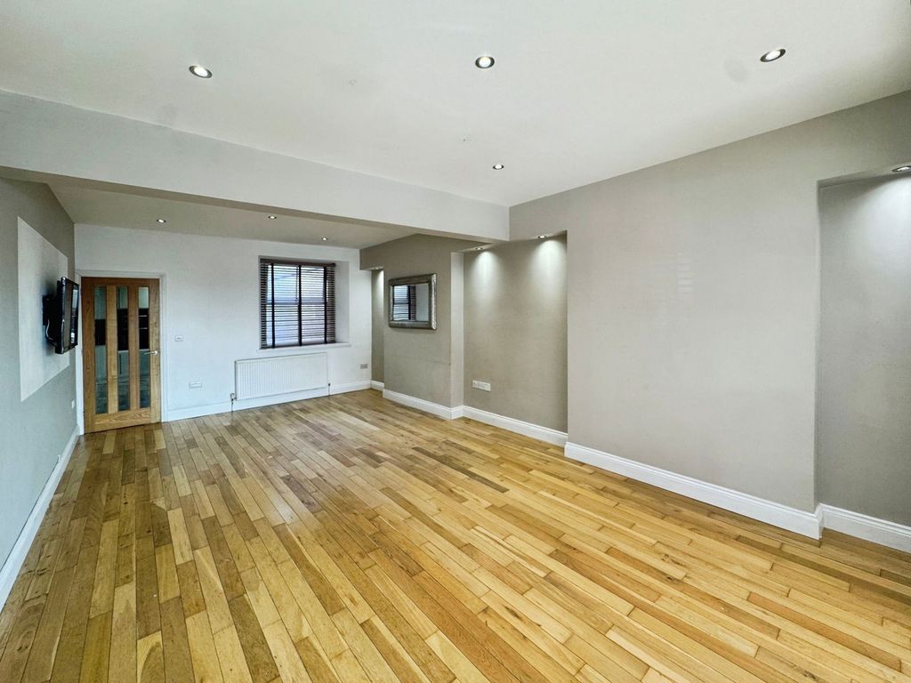 Property photo 2 of 25