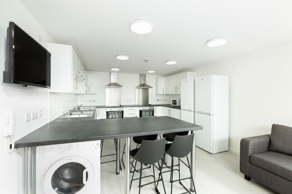 Property photo 3 of 7 A Modern And Spacious Kitchen, Perfect For Student...