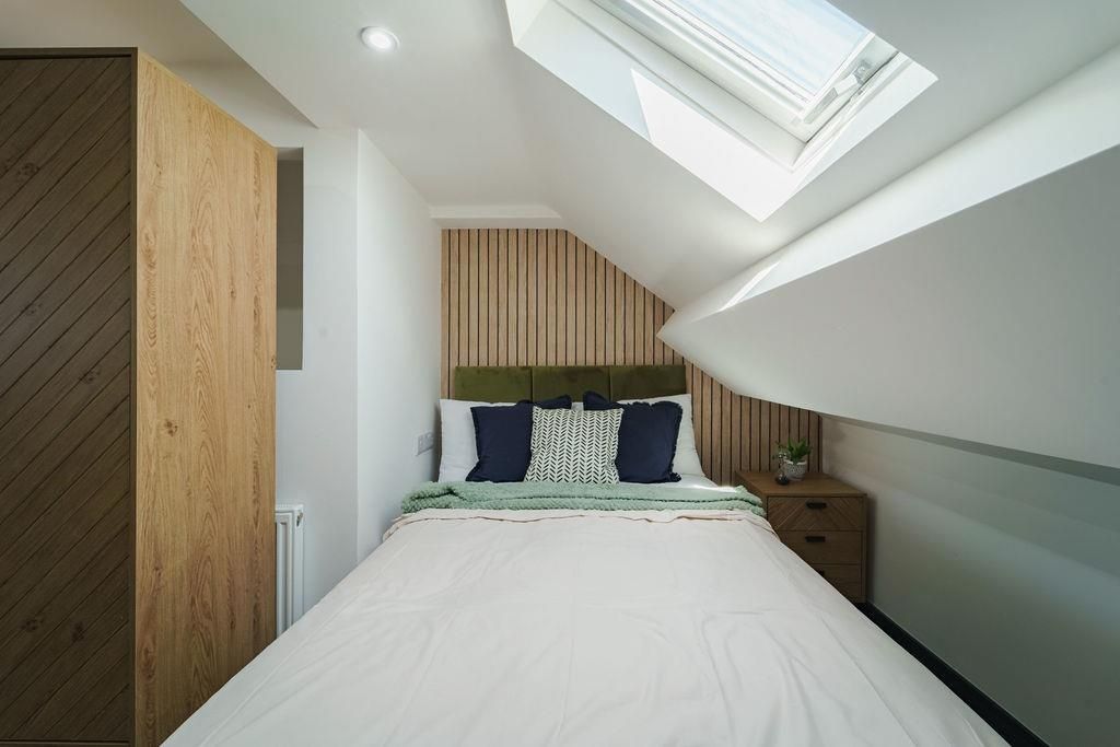 Property photo 3 of 9 Bright, Modern Double Bedroom With A Comfortable d...