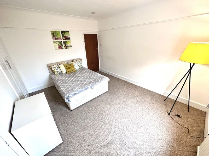 Property photo 2 of 7 A Bright And Tidy Double Bedroom Featuring A Comfo...
