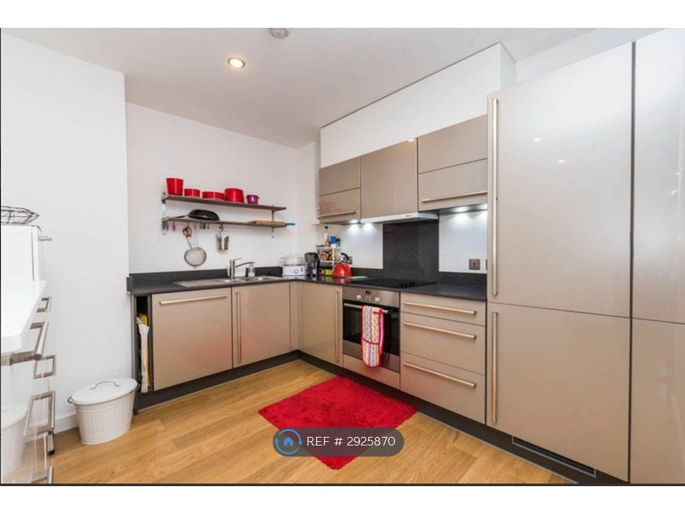 Property photo 2 of 9 Fully Fitted Modern Kitchen With Appliances