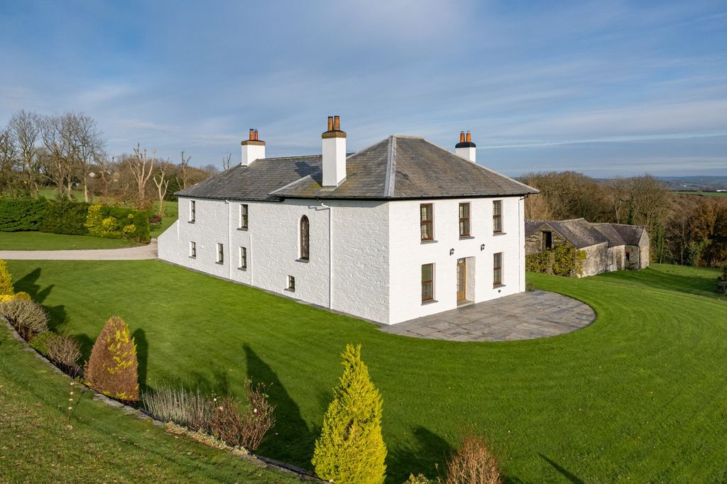 Property photo 2 of 28