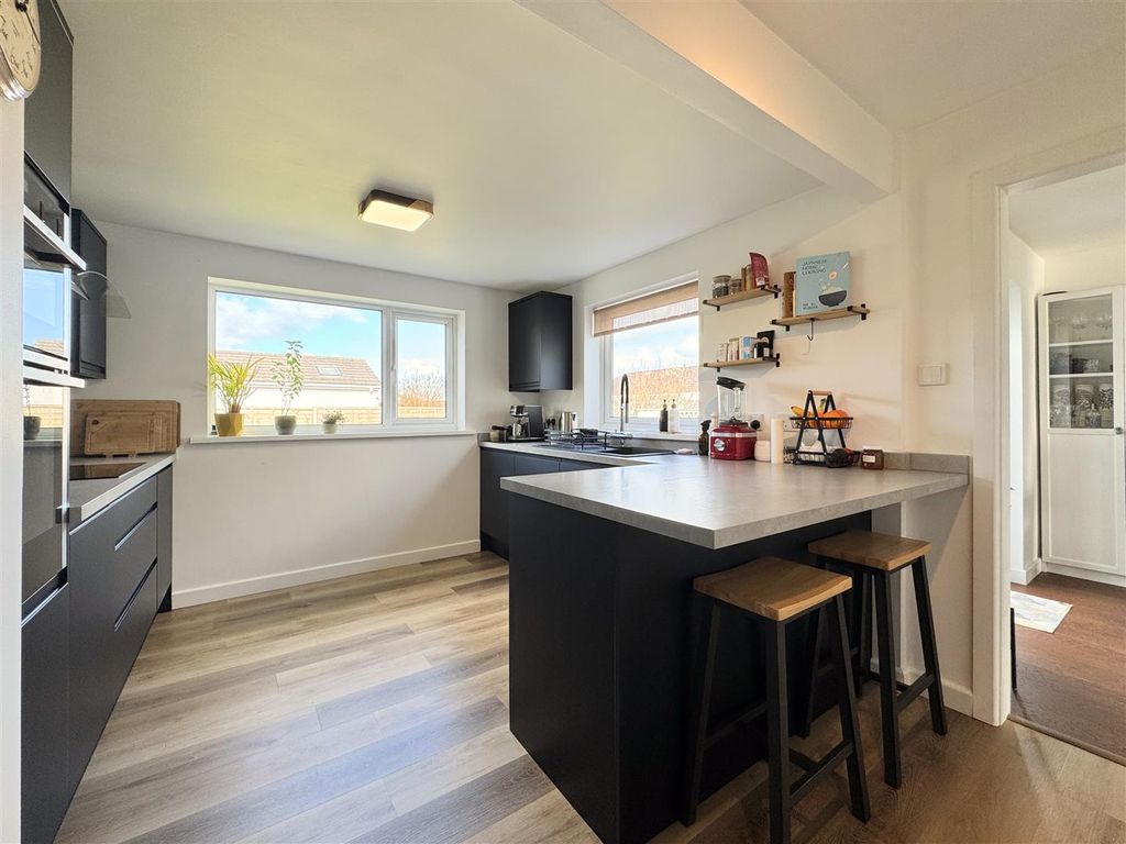 Property photo 2 of 25 Kitchen