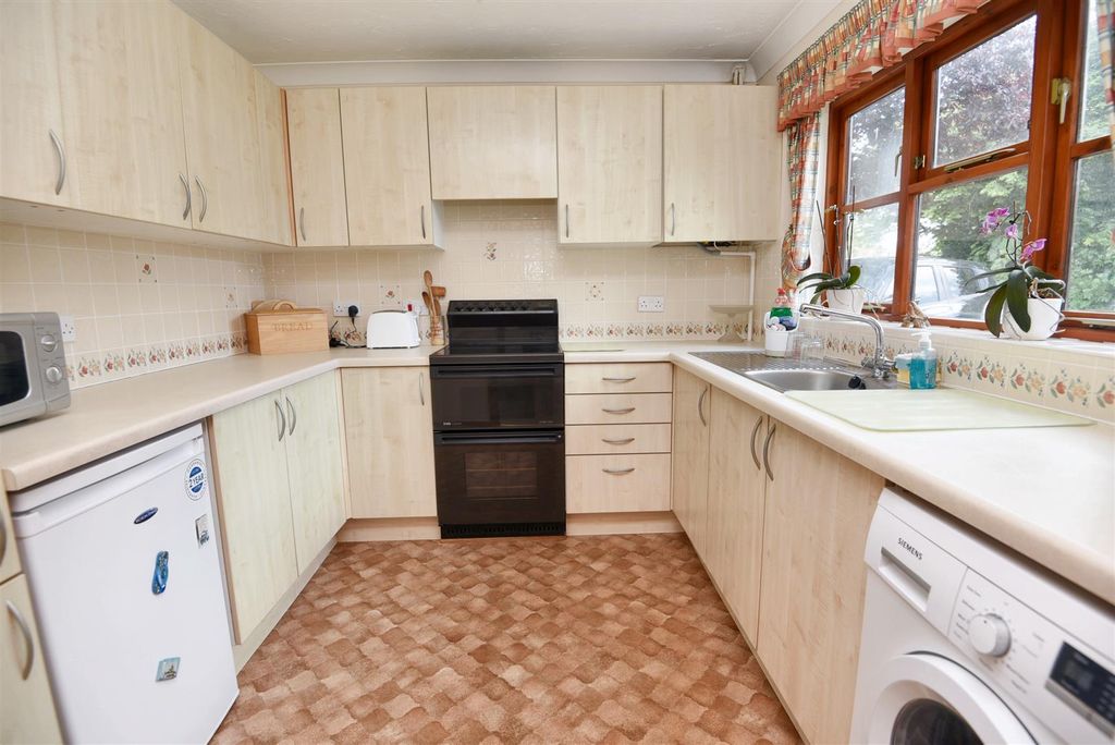 Property photo 3 of 7 Kitchen