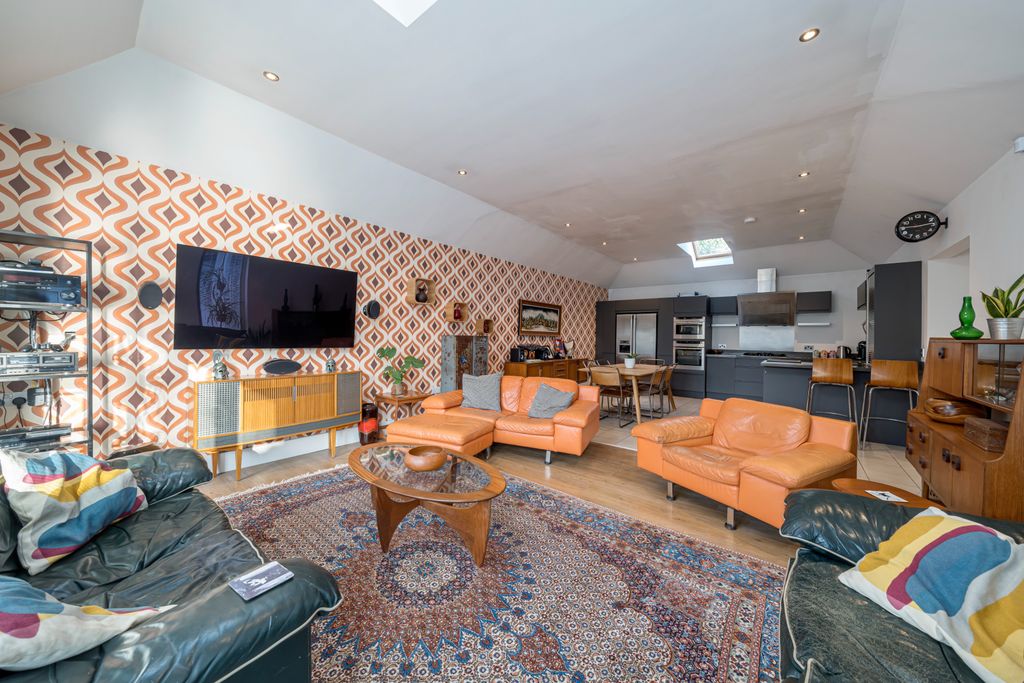 Property photo 2 of 26