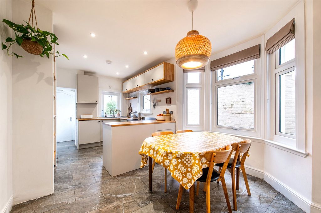 Property photo 1 of 27 Picture No. 12