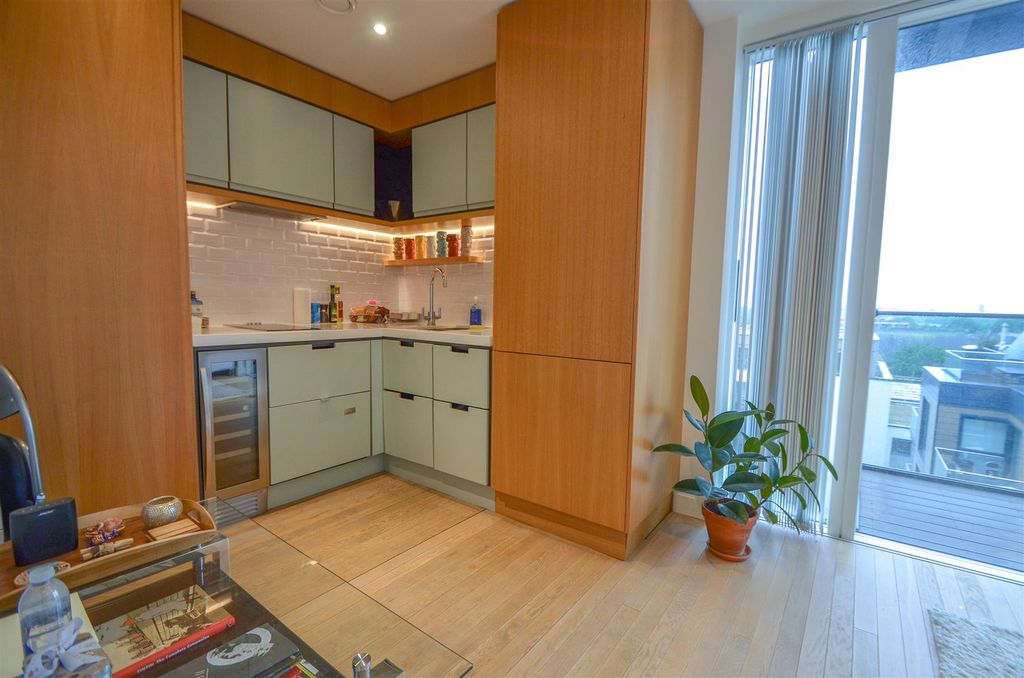 Property photo 3 of 6 Park Vista Tower