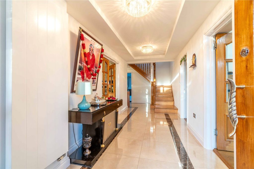 Property photo 2 of 27 Entrance Hall