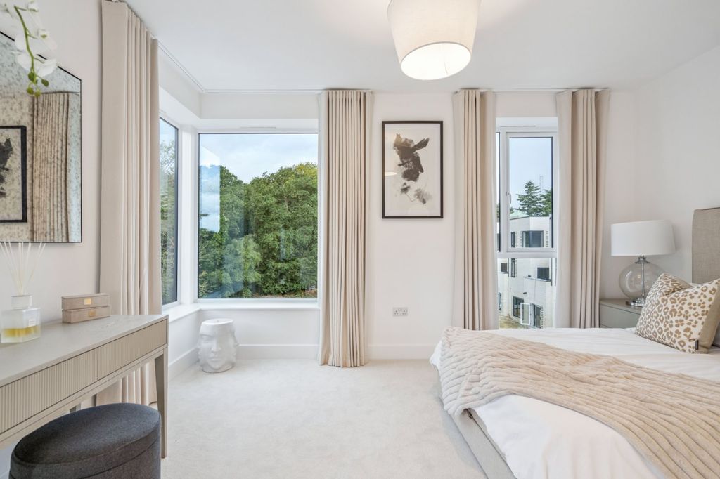 Property photo 1 of 11 Principle Bedroom