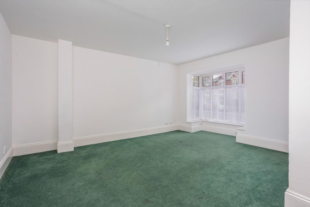 Property photo 3 of 9 78788_2A Ayleswade Road(10).Jpg