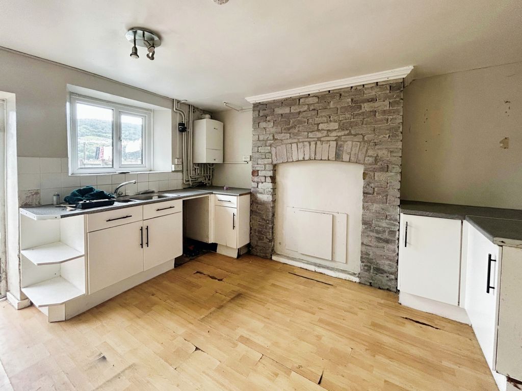 Property photo 2 of 9 Kitchen