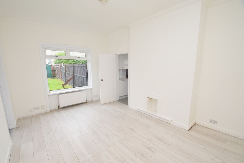 Property photo 2 of 17 4527602