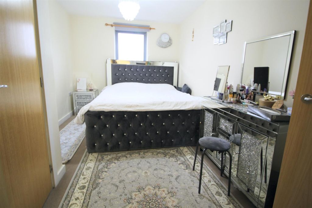 Property photo 3 of 8 Master Bedroom