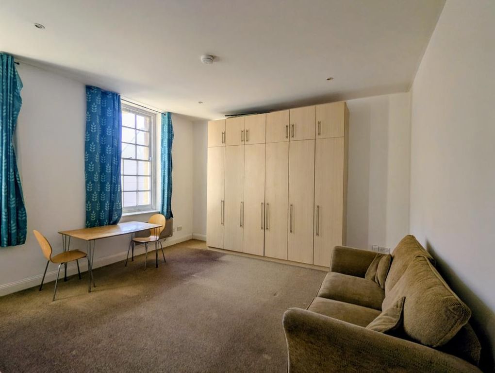 Property photo 2 of 8 Lounge