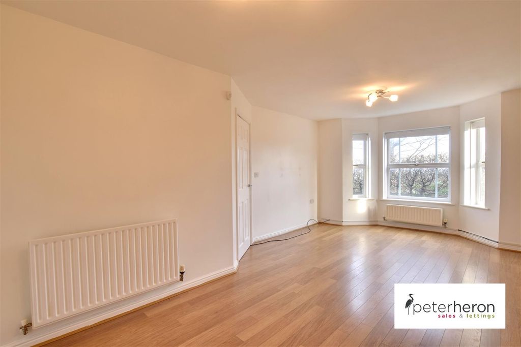 Property photo 3 of 11 Living/Dining Room