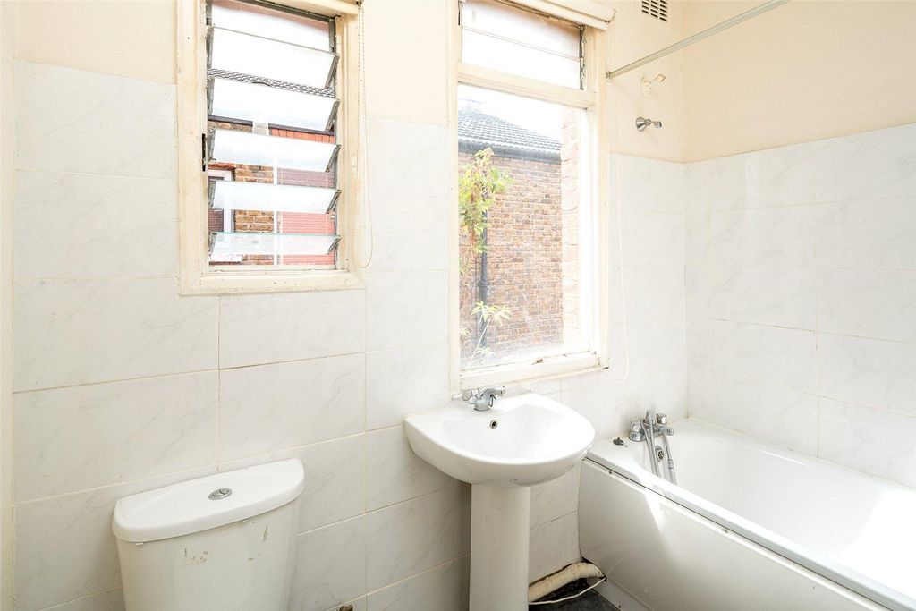 Property photo 1 of 9 Bathroom.Jpg