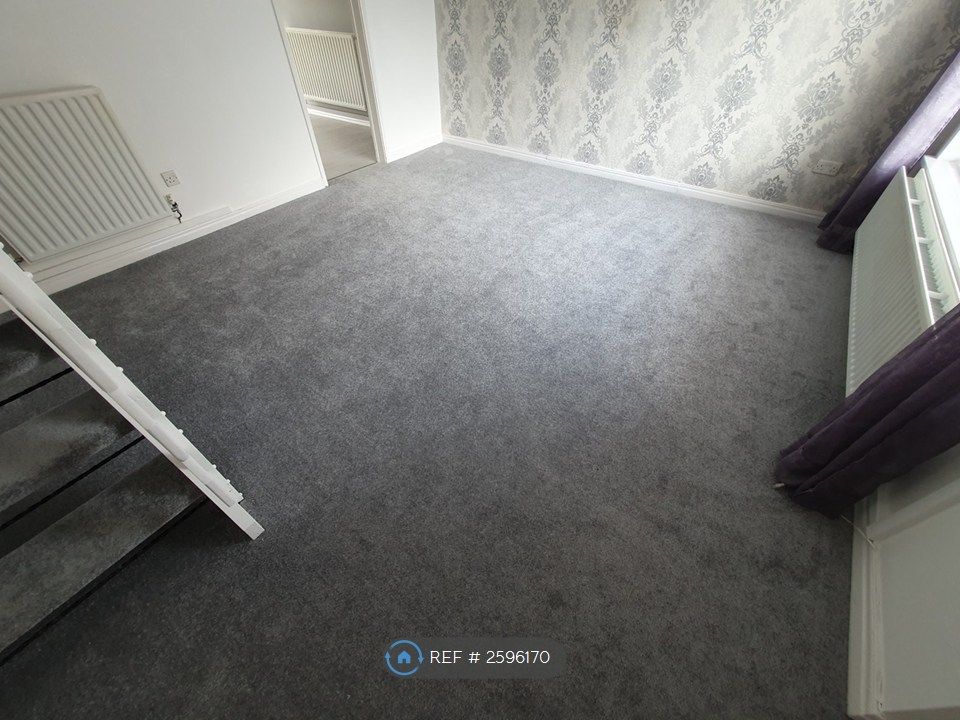 Property photo 3 of 17 Living Room