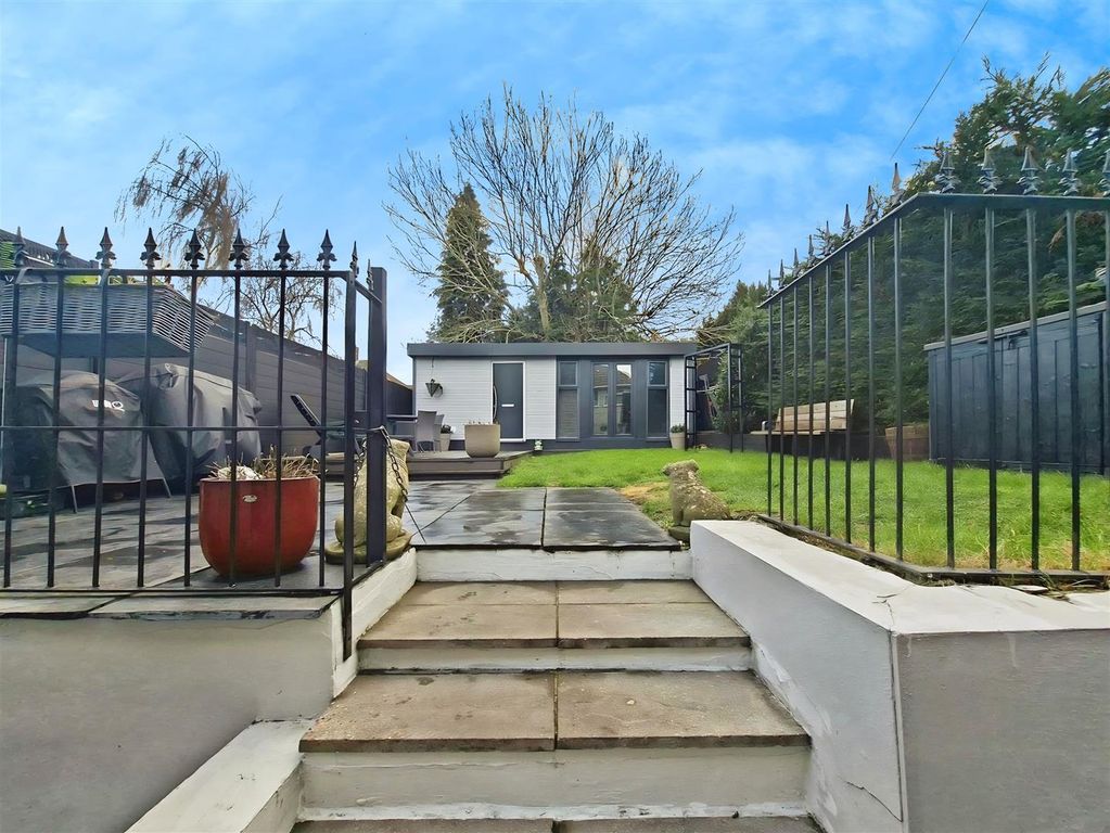 Property photo 2 of 20 Garden/Summerhouse