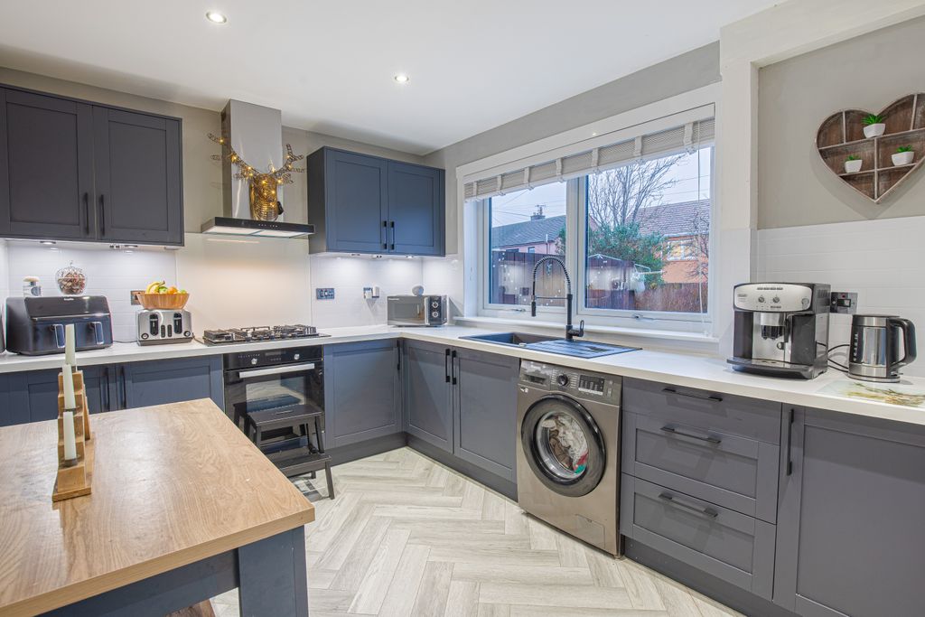 Property photo 2 of 17 Kitchenangle1