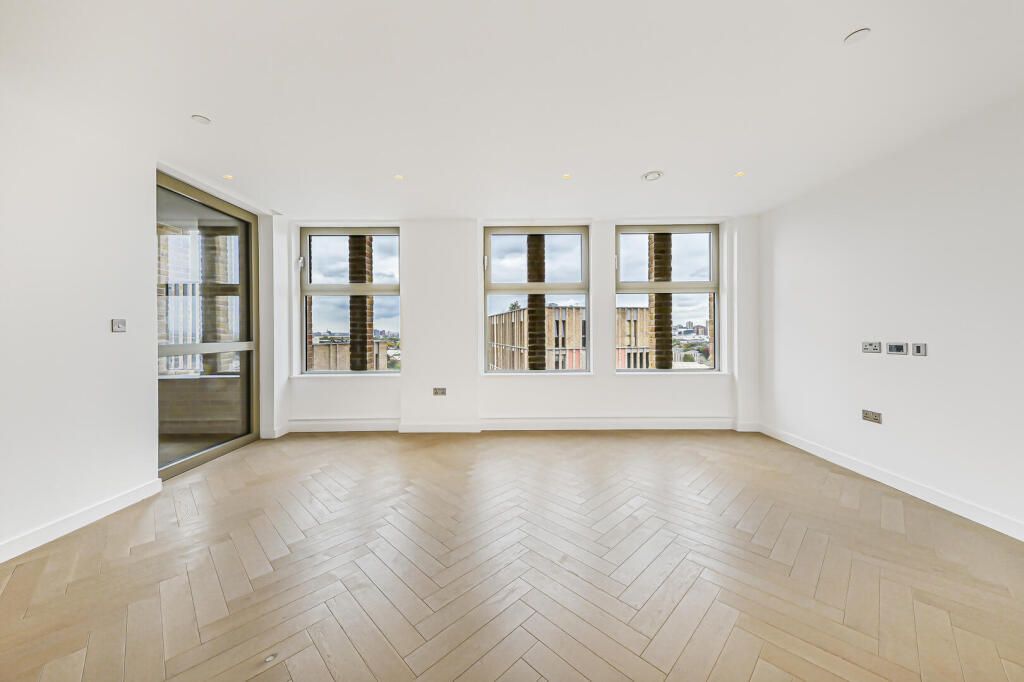 Property photo 1 of 21 Living Room