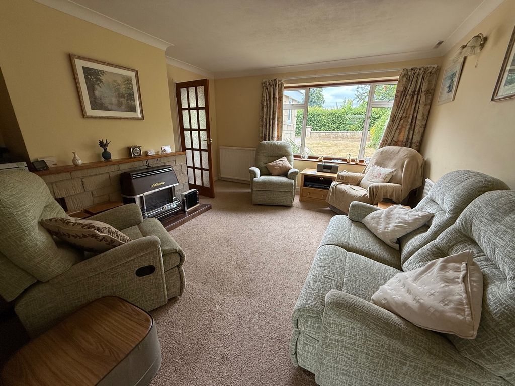 Property photo 2 of 16 Lounge