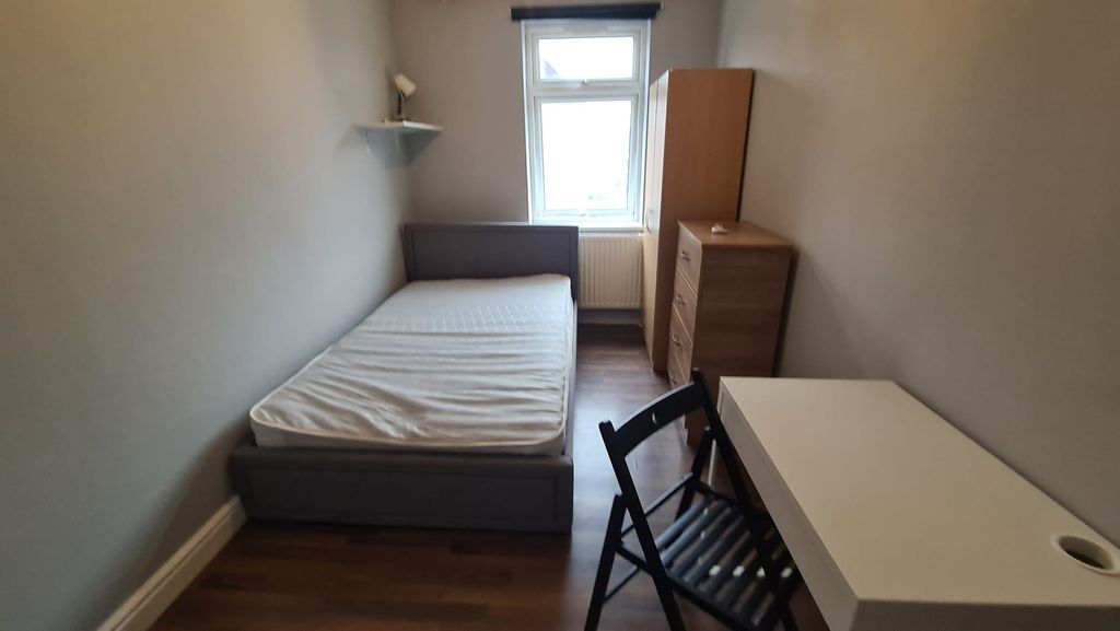 Property photo 2 of 13 Room 3- £800 Available 01/09/2026