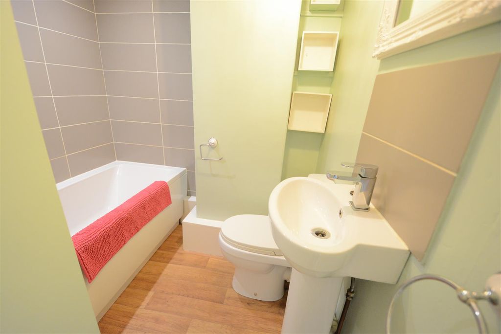 Property photo 3 of 9 Bathroom.Jpg