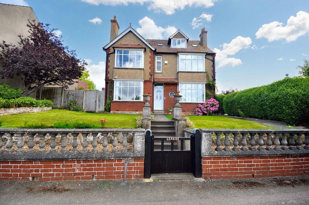 Property photo 1 of 32