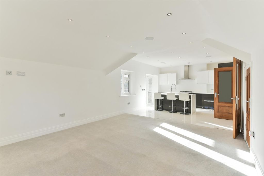 Property photo 3 of 44 Fxnkgcf7Ukkhfct9275Saa.Jpg