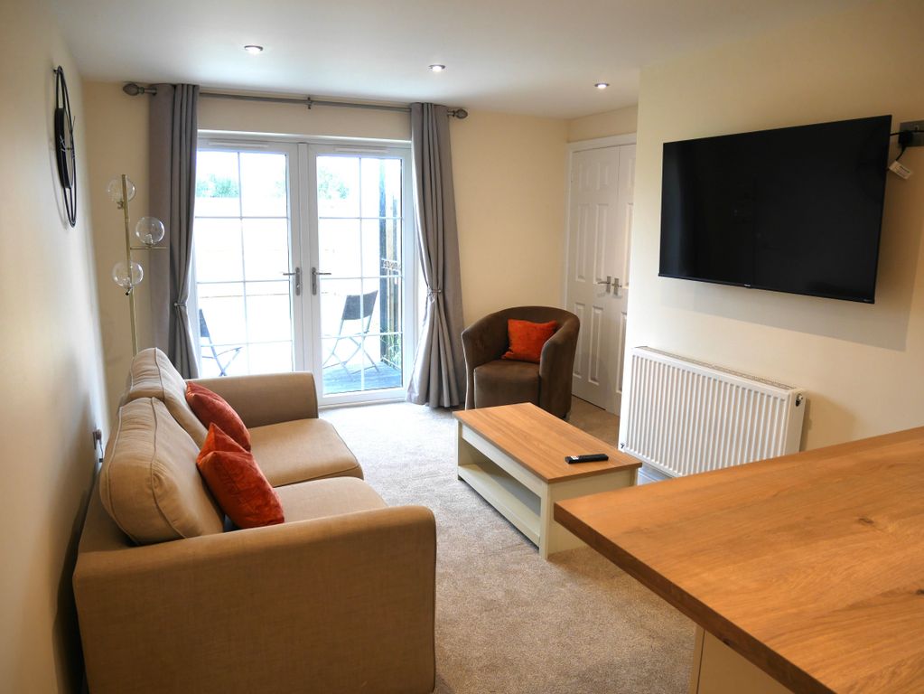 Property photo 3 of 7 Lounge 2