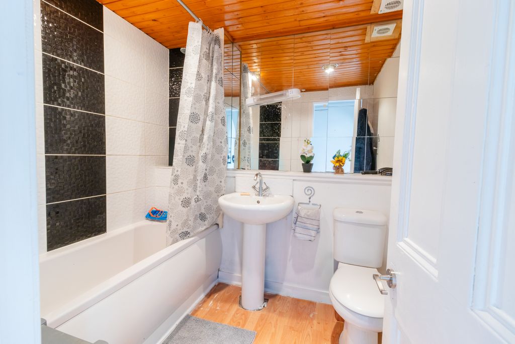 Property photo 3 of 14 Bathroom